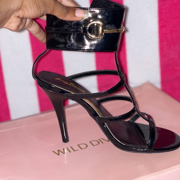 BLACK/GOLD (VERSACE LOOK-a-LIKE FAUX LEATHER HEELS) - Picture 2 of 4